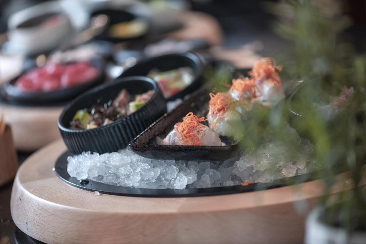 Al Messila, A Luxury Collection Resort & Spa, Doha Exteriör bild A sashimi platter