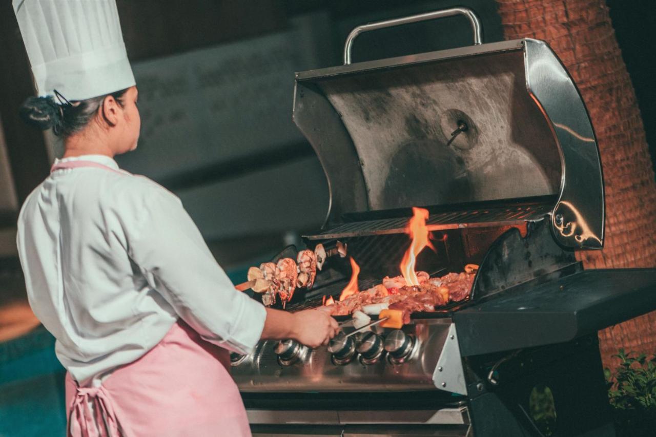 Al Messila, A Luxury Collection Resort & Spa, Doha Exteriör bild A chef cooking on a gas grill