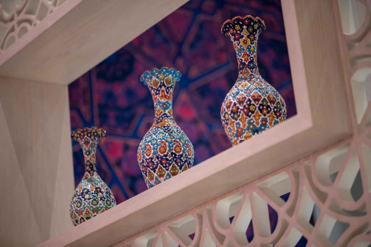 Al Messila, A Luxury Collection Resort & Spa, Doha Exteriör bild Vases in the palace