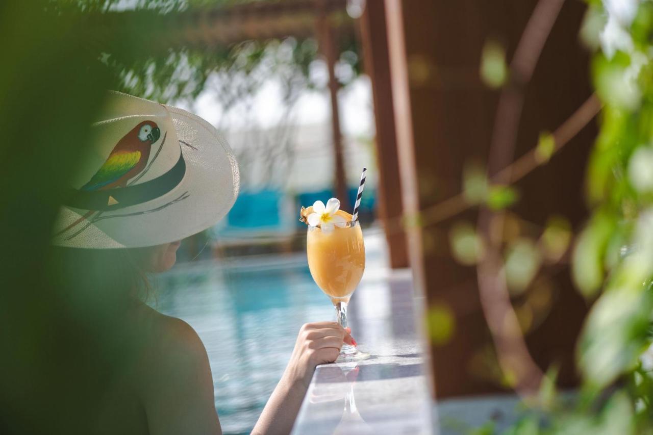 Al Messila, A Luxury Collection Resort & Spa, Doha Exteriör bild A woman holding a cocktail