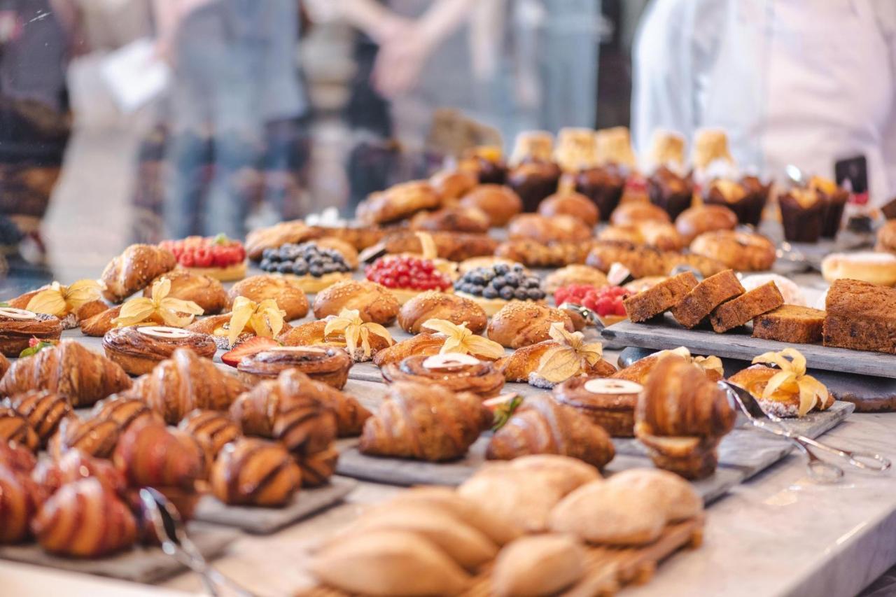 Al Messila, A Luxury Collection Resort & Spa, Doha Exteriör bild A selection of pastries
