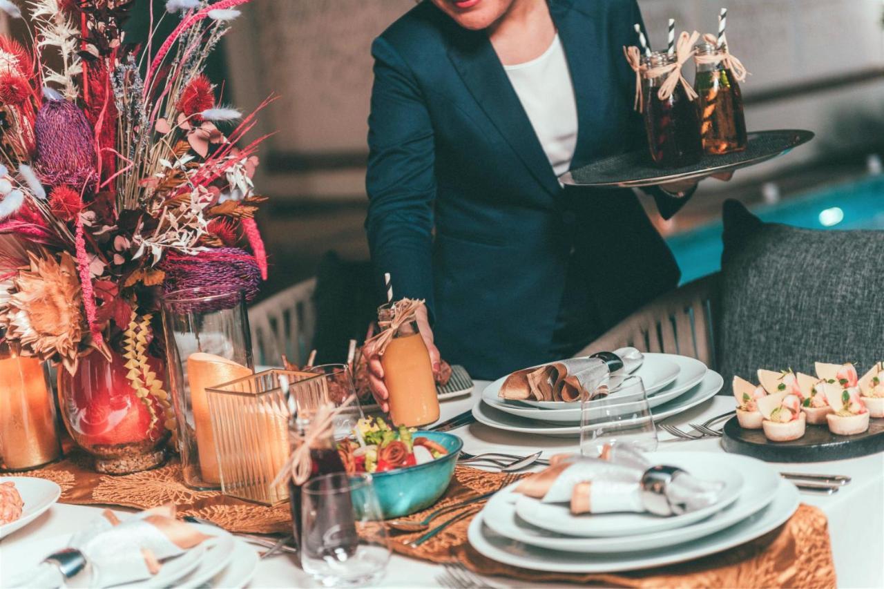 Al Messila, A Luxury Collection Resort & Spa, Doha Exteriör bild A server at work
