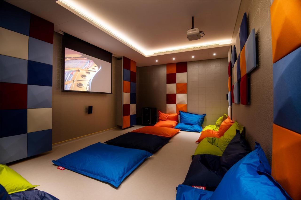 Al Messila, A Luxury Collection Resort & Spa, Doha Exteriör bild A home theater with a projector