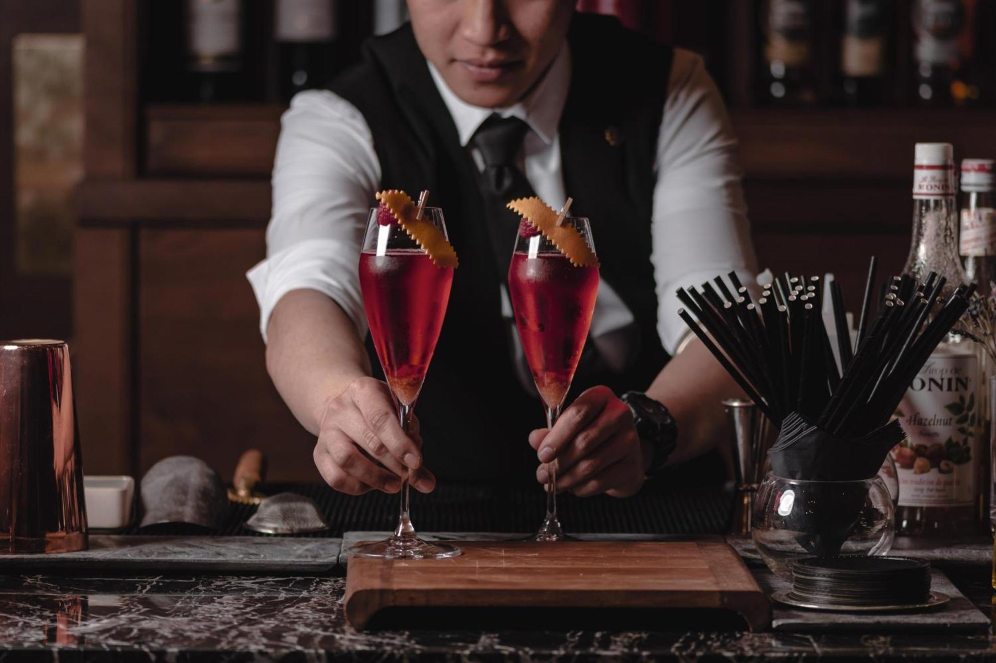 Al Messila, A Luxury Collection Resort & Spa, Doha Exteriör bild A bartender serving cocktails