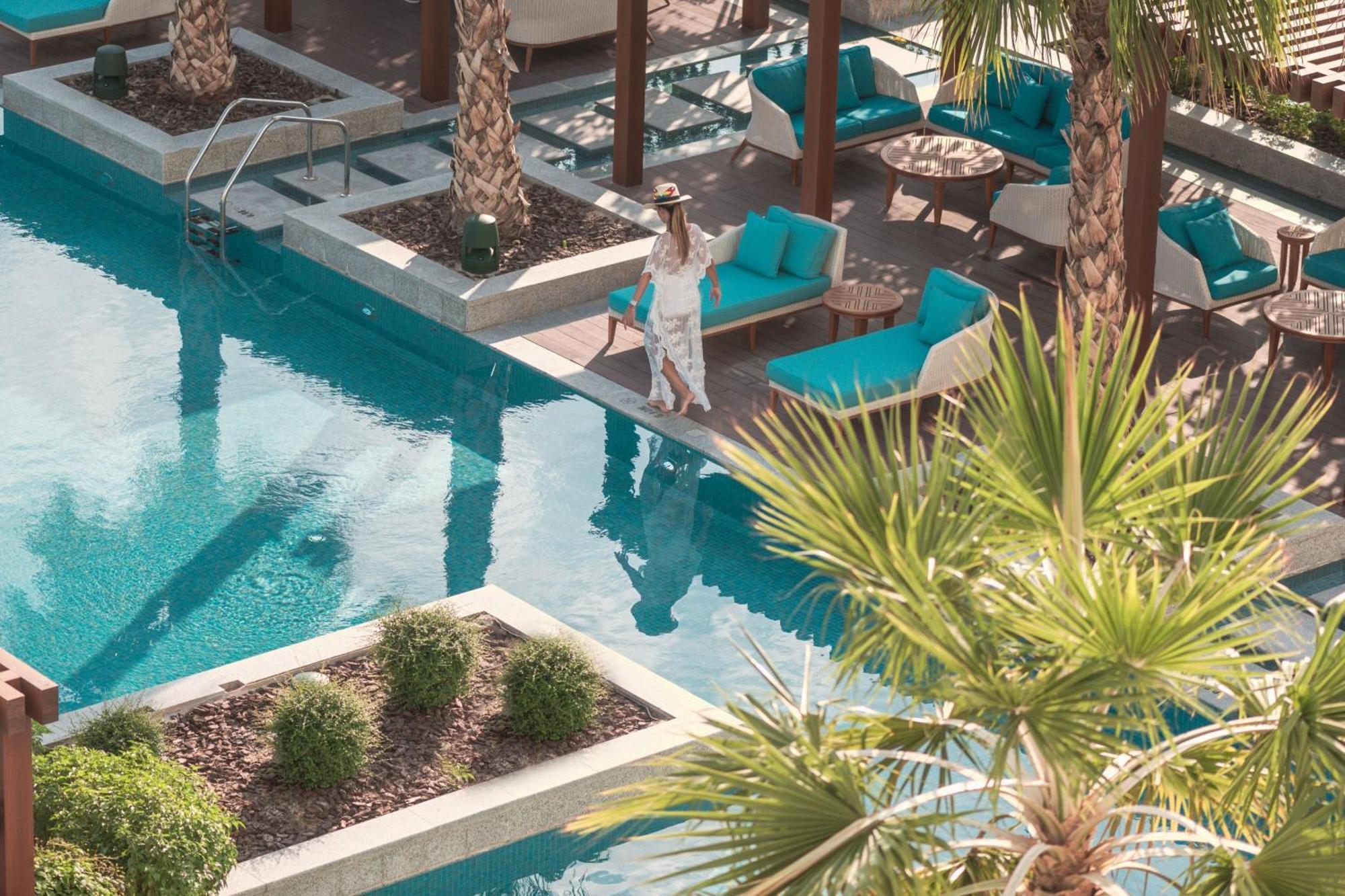 Al Messila, A Luxury Collection Resort & Spa, Doha Exteriör bild The pool at the hotel
