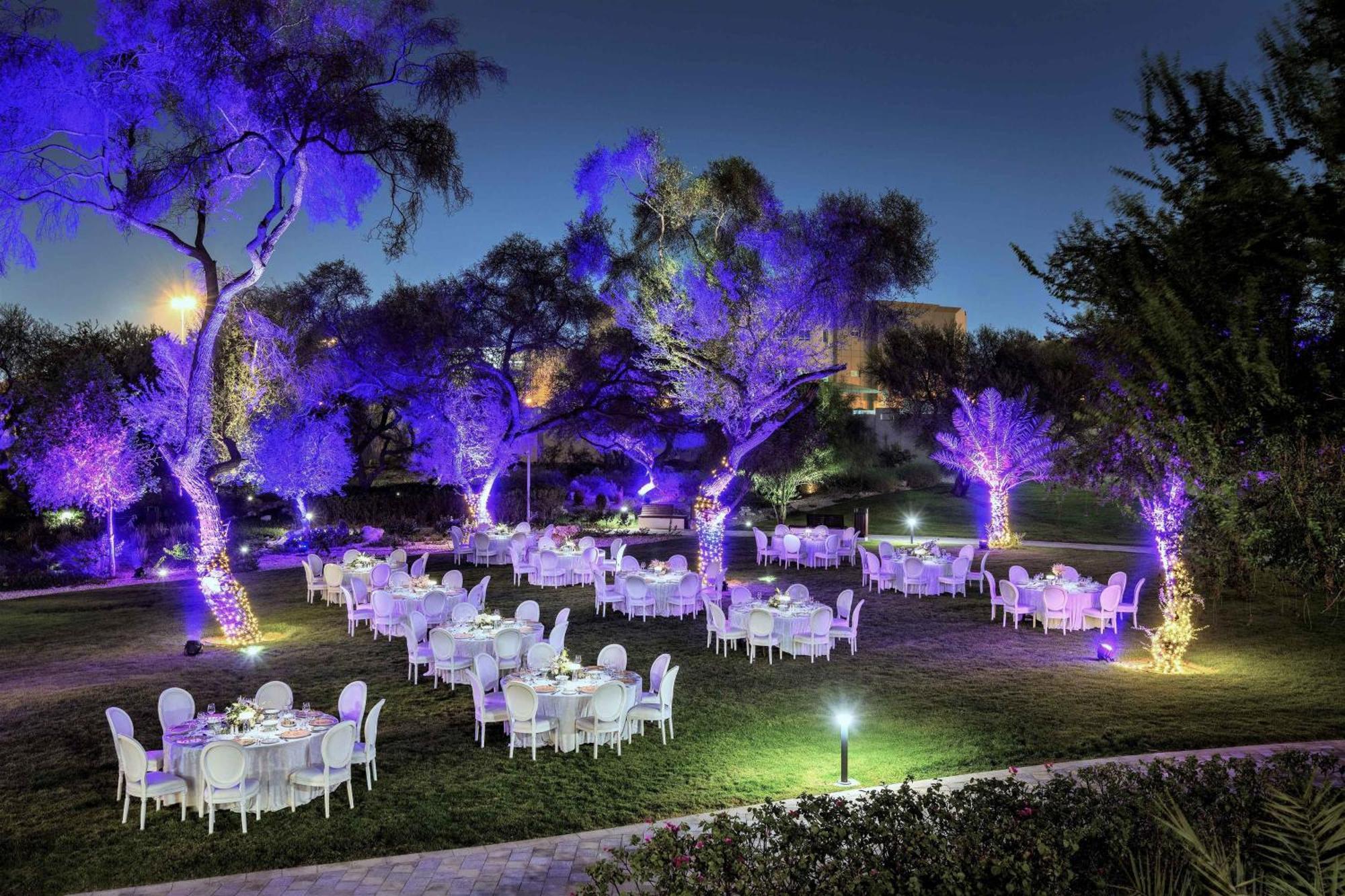 Al Messila, A Luxury Collection Resort & Spa, Doha Exteriör bild The garden at night